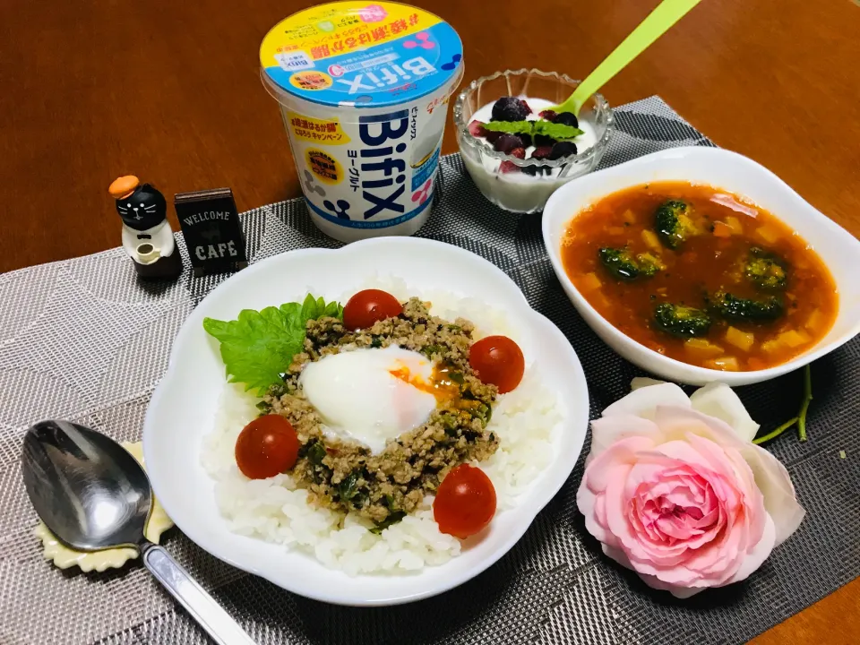 Snapdishの料理写真:「ガパオ」と「ミネストローネ」とＢifixsヨーグルト♡|バシュランさん