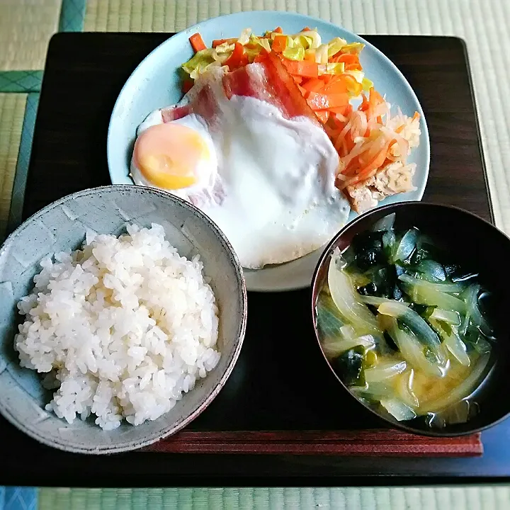 ベーコンエッグ下手すぎ朝食|omotoさん