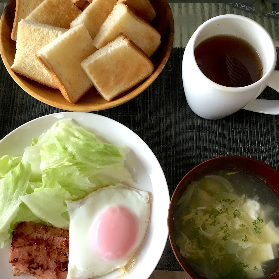 2020年５月27日男前美容師の手作り朝ごはん　ベーコン🥓＆目玉焼き　新玉葱とタマゴのスープ∠( `°∀°)／|Booパパさん