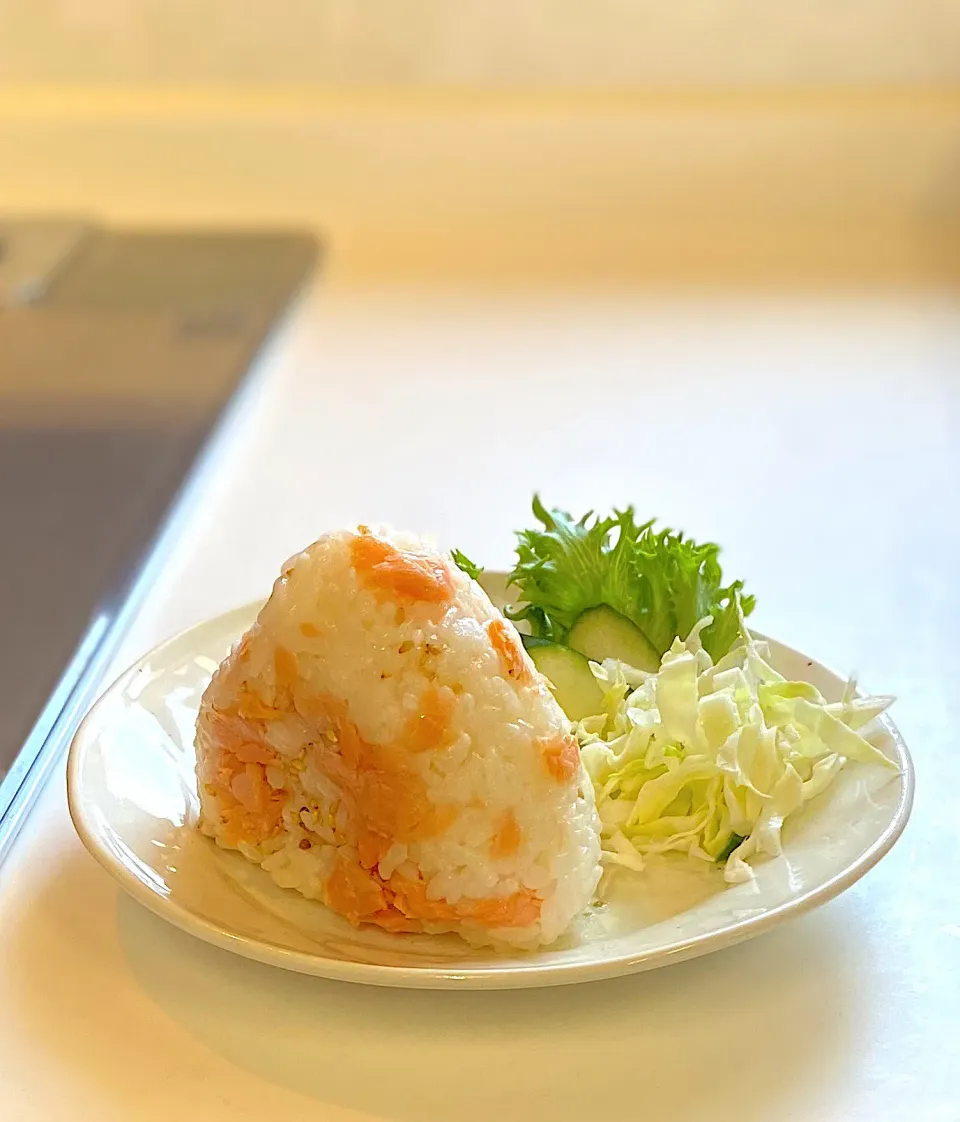 焼き鮭とごま油のおにぎり|かっちゃん杉さん