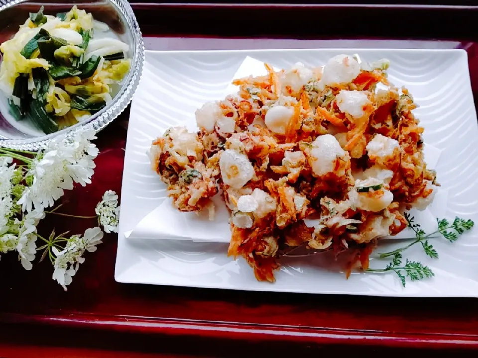 Snapdishの料理写真:山本真希さんの料理 餅と旬野菜のかき揚げ&ちぎりキャベツの塩だれ和え|Naomi Furuyaさん