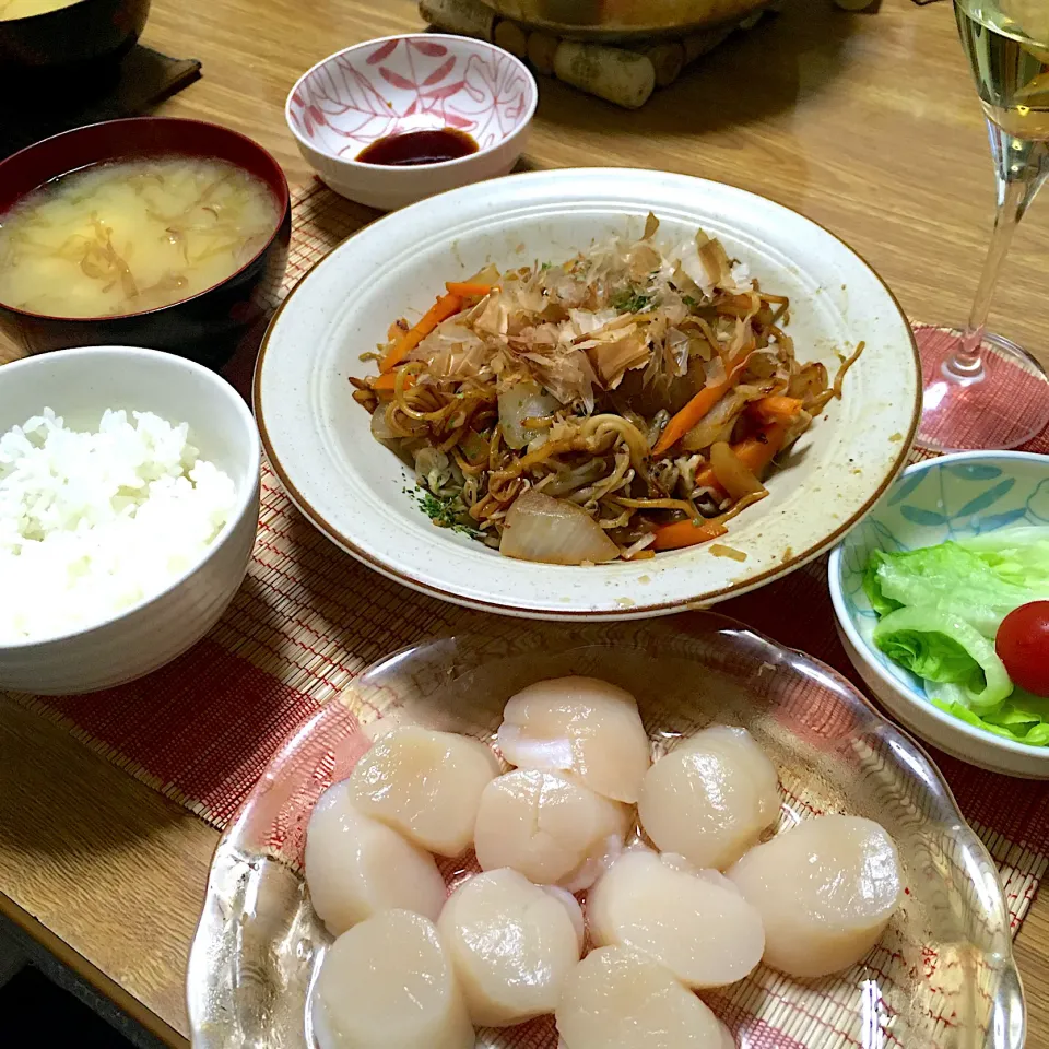 2020/05/26 北海道ホタテお刺身、餃子入り野菜焼きそば|kykyさん