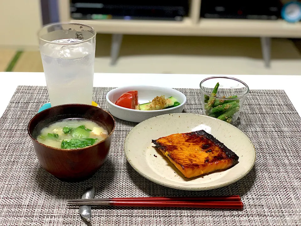 ばんごはん。鮭のハラミの味噌漬け、厚揚げと青梗菜のお味噌汁、いんげんの胡麻和え、サラダ。|yukiさん