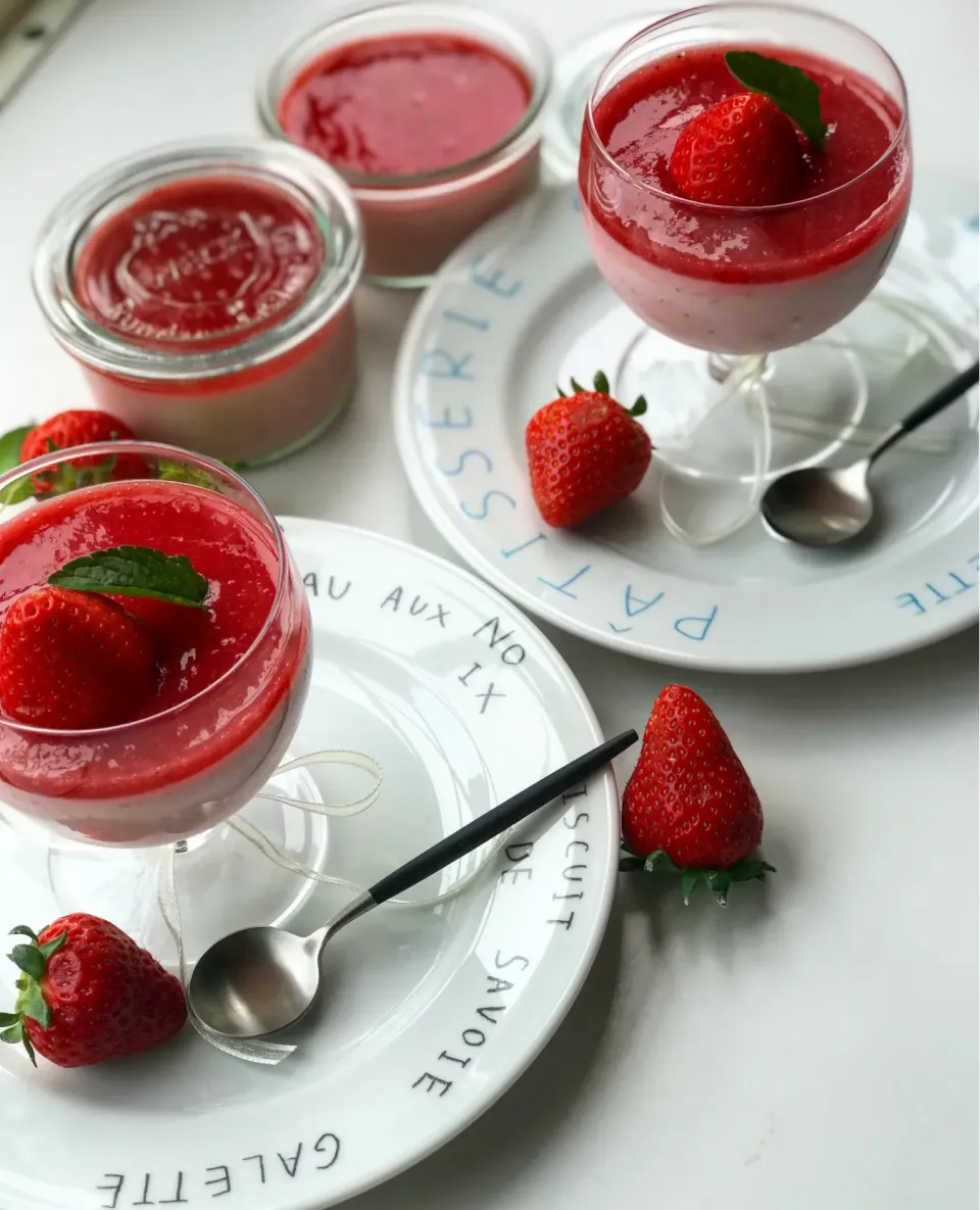 Snapdishの料理写真:今年は🍓が安くてずっとスーパーにあって嬉しい😃　　　久しぶりに苺ムース作りました。　　　　　　　　　　　　　　　　　バーミックスで混ぜるだけなのに可愛いく出来て嬉しい😊😊|M.Mさん