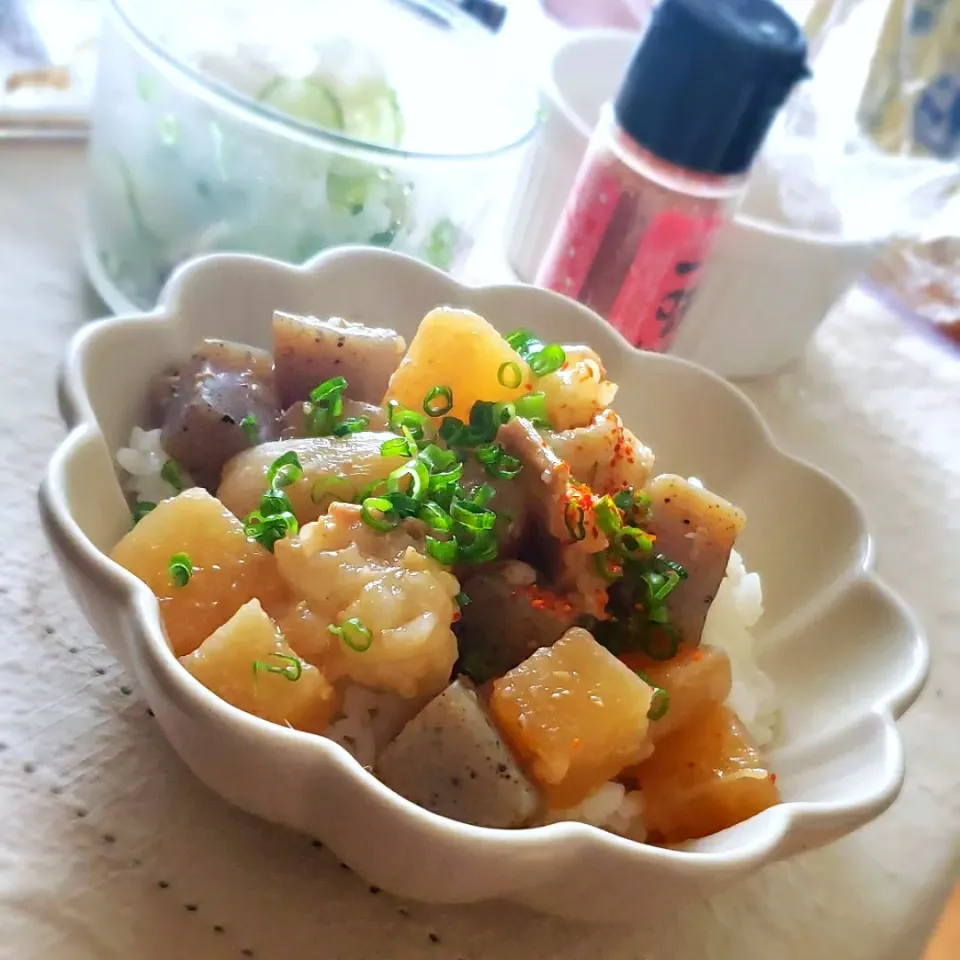 Snapdishの料理写真:モツの味噌煮込みリメイク丼|mi_neneco♪さん