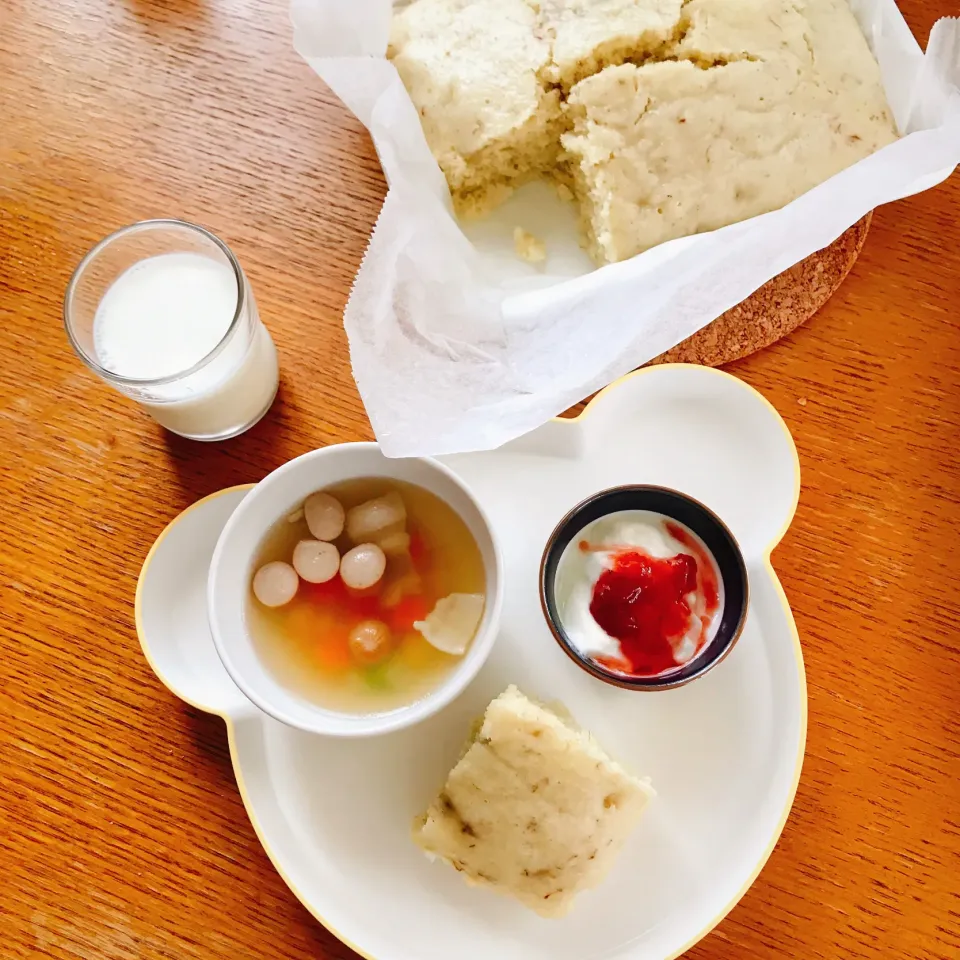 バナナとアーモンドミルクの蒸しパンと牛乳で朝ごはん|ふうりんさん