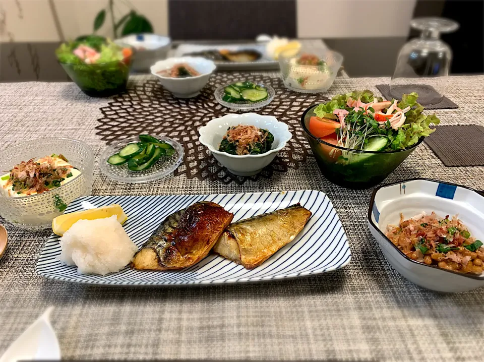 和食ご飯☺️サバ塩焼き、ほうれん草お浸し、冷奴、納豆、キュウリ塩麹🥒|ゆかさん