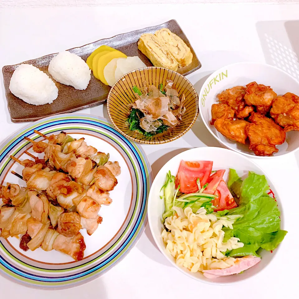 take out焼き鳥＆唐揚げ☆サラダ☆ほうれん草のお浸し☆おにぎり☆玉子焼き|とまこ(*^o^*)さん