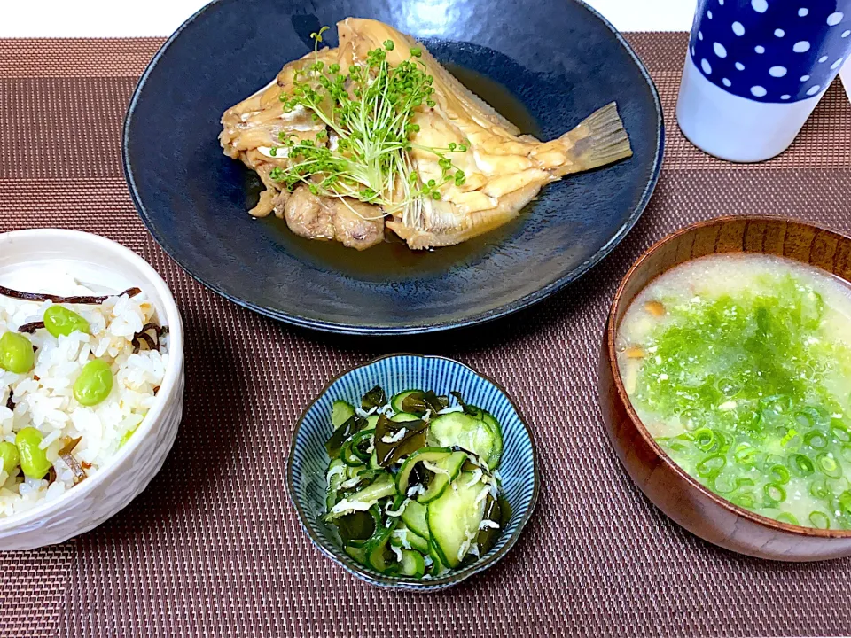 かわはぎの煮付け　あおさとなめこの味噌汁　きゅうりの酢の物　枝豆ご飯|momococoさん