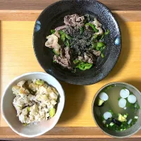 Snapdishの料理写真:ピーマンと牛肉の炒め物、炊き込みご飯、味噌汁|ももんぐさん