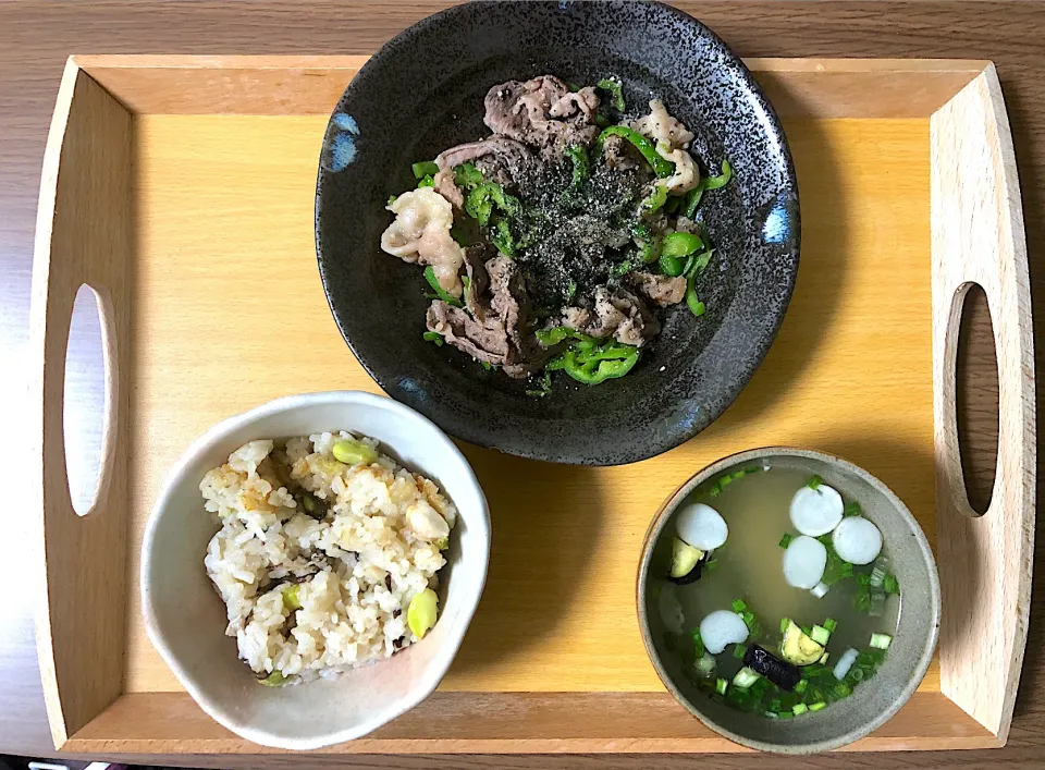 Snapdishの料理写真:ピーマンと牛肉の炒め物、炊き込みご飯、味噌汁|ももんぐさん