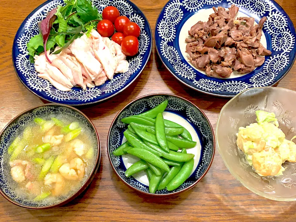 Snapdishの料理写真:アボカドと海老のカクテル🥑サラダチキン🥗砂肝のソテー・アスパラと海老のスープ🦐今日の夕食20200527|rococoさん