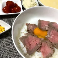 Snapdishの料理写真:ローストビーフ丼・コーンスープ・酢玉ねぎ・プチトマトハチミツレモンマリネ・マッシュポテト・コーンサラダ|Maco doxieさん