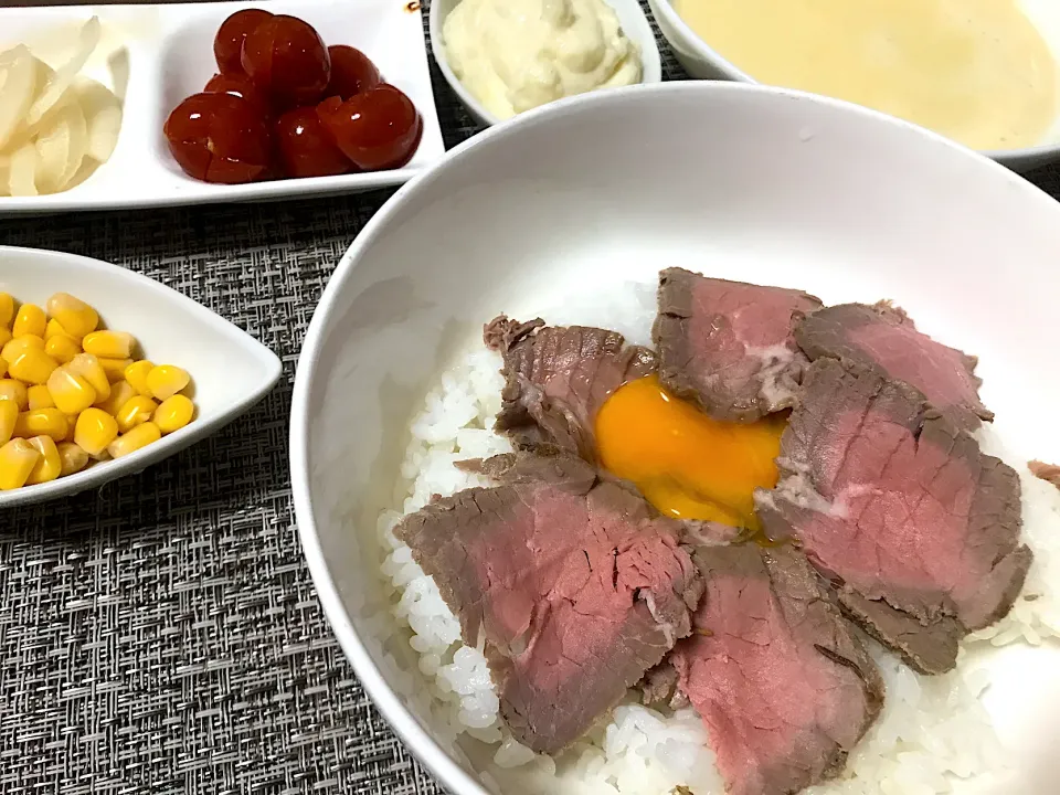 Snapdishの料理写真:ローストビーフ丼・コーンスープ・酢玉ねぎ・プチトマトハチミツレモンマリネ・マッシュポテト・コーンサラダ|Maco doxieさん