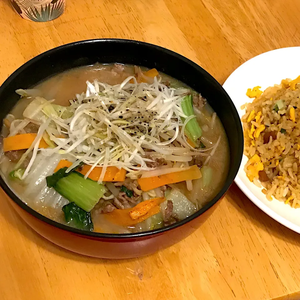 Snapdishの料理写真:中華野菜のせラーメン🍜🥬|FUMIさん