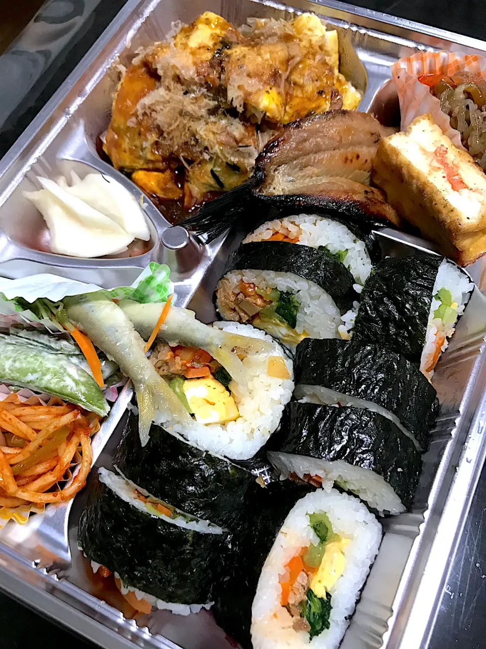 Snapdishの料理写真:日替りお弁当　トン平焼きとキンパ（韓国海苔巻き）|saturnさん