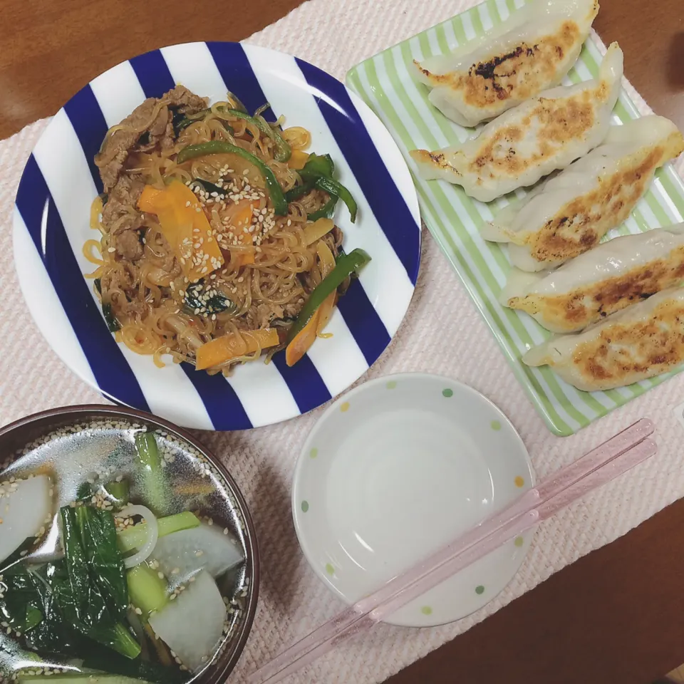 皮も手作り巨大餃子🥟としらたきのチャプチェと野菜の中華スープ🥕|waiwaiさん