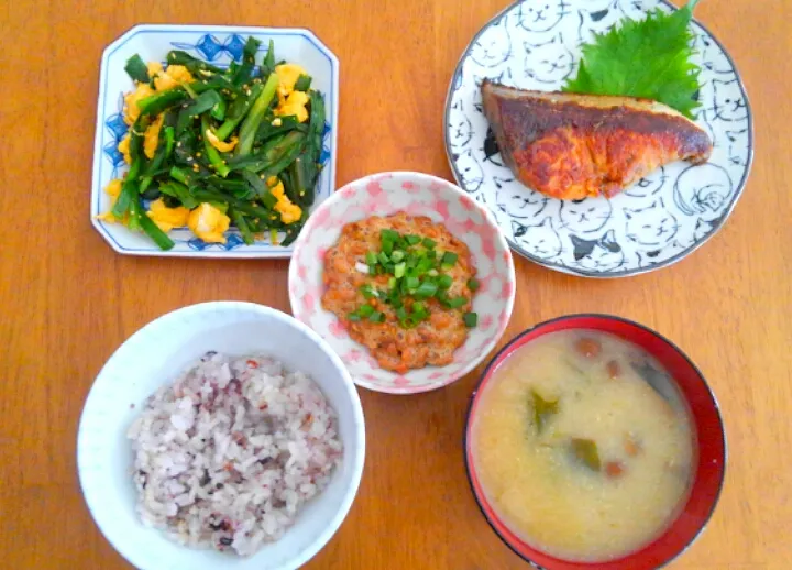 ５月２７日　鰤の塩焼き　ニラ玉の酢醤油合え　納豆　なめことわかめのお味噌汁|いもこ。さん