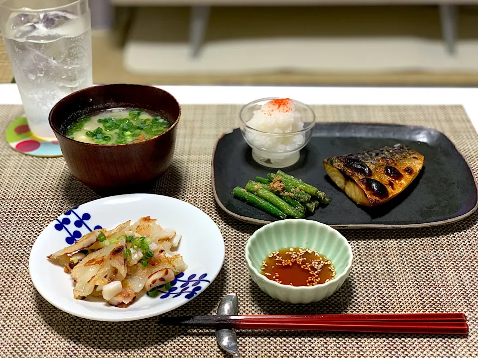 ばんごはん。サバの塩焼き、いんげんの胡麻和え、イカのチヂミ、大根とにんじんと豆腐のお味噌汁。|yukiさん