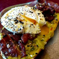 Snapdishの料理写真:Poached egg, avocado rosemary toast with crispy bacon and everything seasoning|dgodekさん