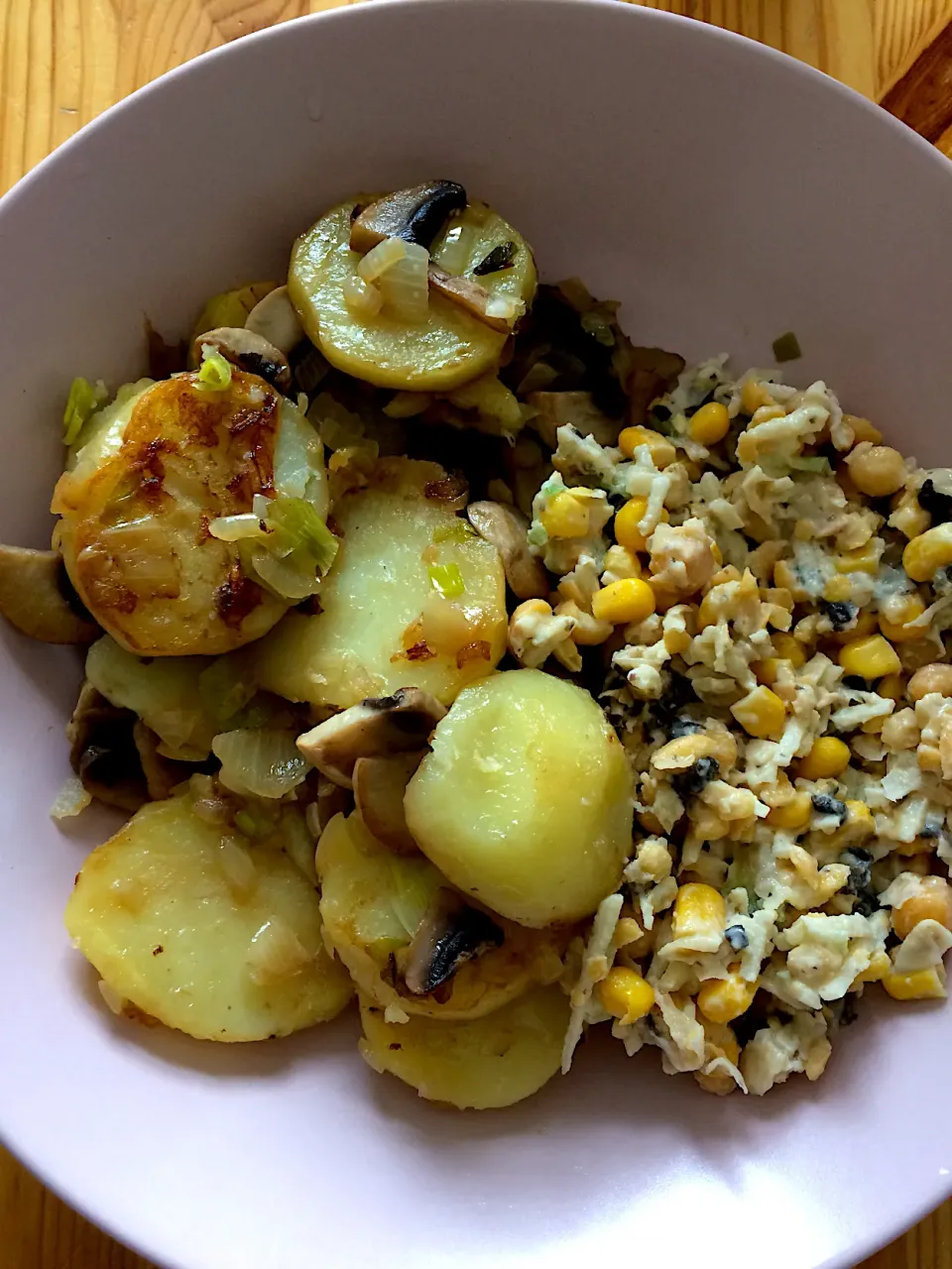 Fried potatoes with mushrooms and onions and chickpea salad|MissYumYumさん