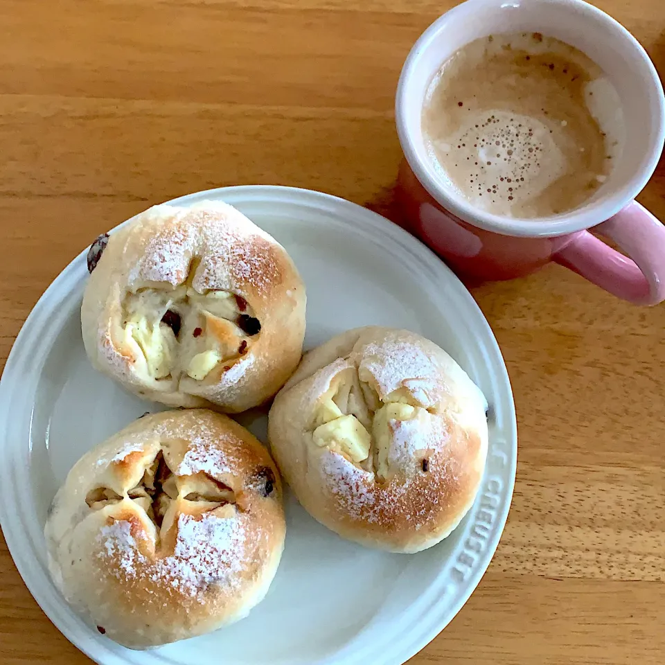 クリームチーズレーズンパンとカフェラテ|みるさん