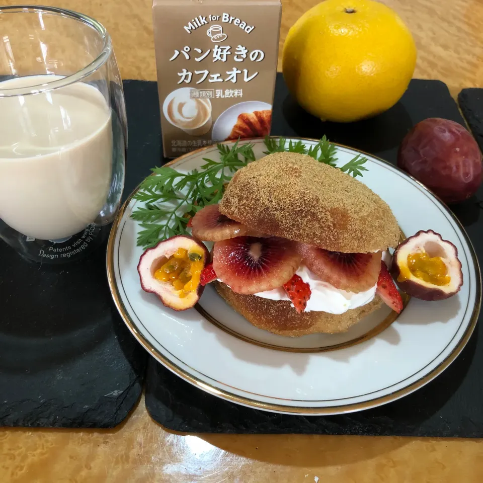 米ぬかパンとエンゼルクリームでフルーツサンド　#パン好きのカフェオレ|佐野未起さん