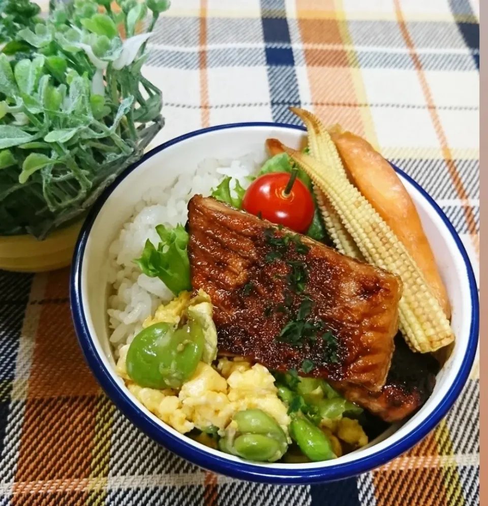 めるぼ💟さんの料理 サーモンの蒲焼き丼
                 ＆
豆腐と新生姜と唐辛子の
             お味噌汁|fumi ◡̈⋆さん