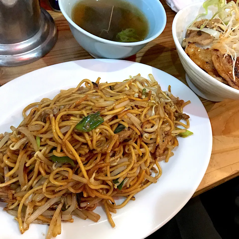 焼きそばと味噌漬け豚飯のセット@あべたいと(月島)|塩豚骨さん