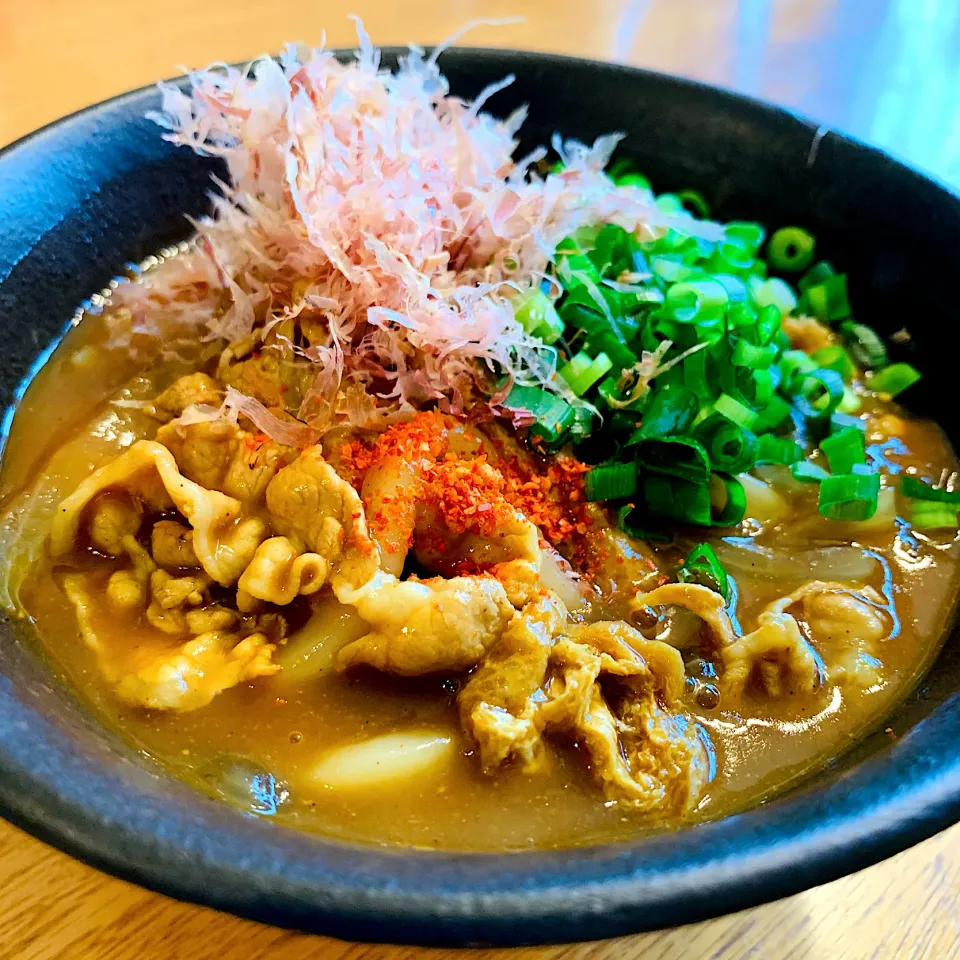 カレーうどん♨️厚削りで出汁をとったカレーうどん✨追い鰹でさらに香りアップ⤴︎出汁の効いた和風カレーうどん|いちごさん