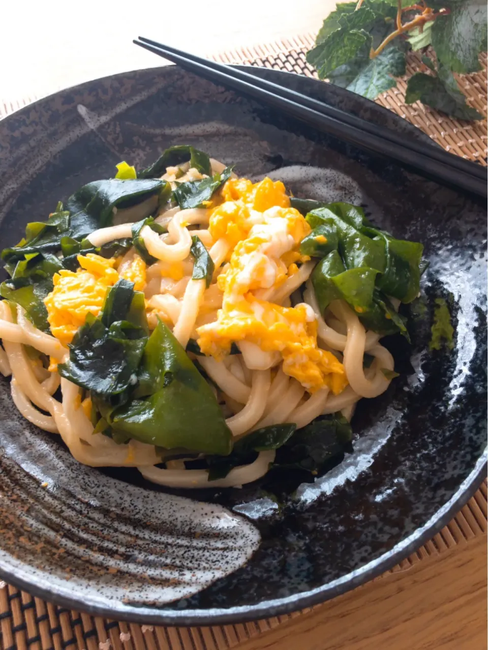 ID: 392530                                                     #わかめとふわふわ卵のガーリック醤油焼きうどん 💕|ともきーた (伊藤 智子)さん