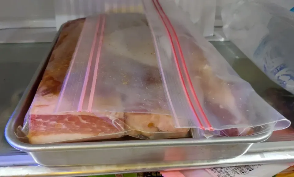 1.7kgのベーコン仕込み開始。今回は少量。1.7kg, small portion,  of pork belly in the cure.|Funky Chefさん