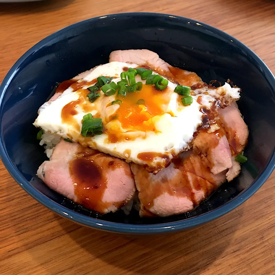 Snapdishの料理写真:焼豚玉子飯🍳|くろあおさん