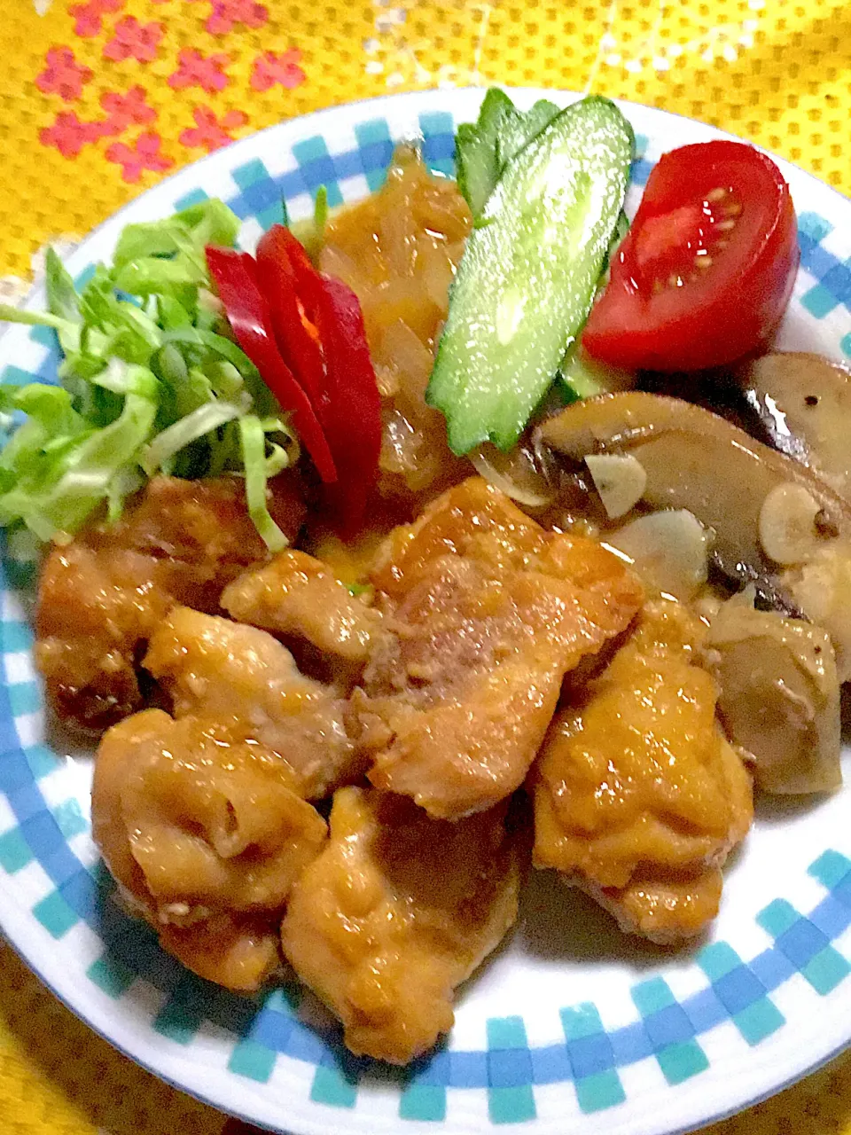 鶏肉の甘酒炒め煮　キャベツ　パプリカ　玉葱🧅　胡瓜🥒　トマト🍅　ブラウンマッシュルームのバター炒め|掛谷節子さん