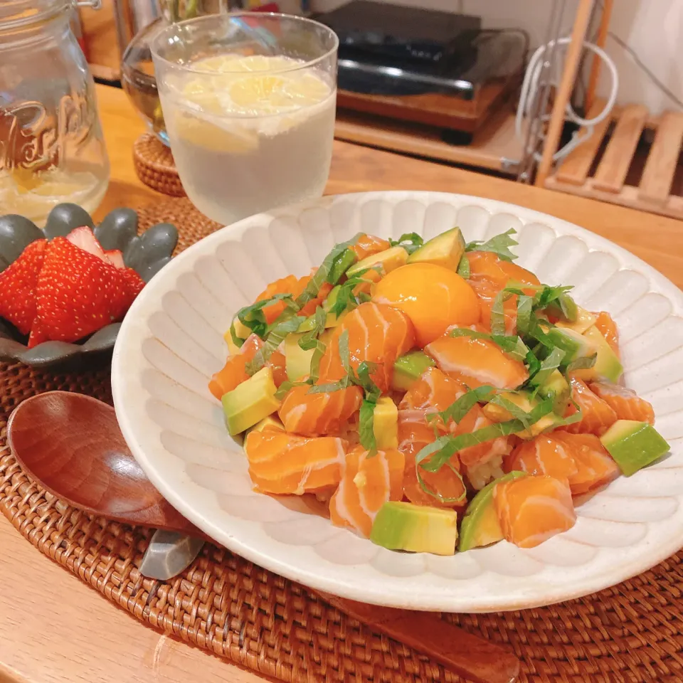 Snapdishの料理写真:サーモンアボカド漬け丼|もこもこさん