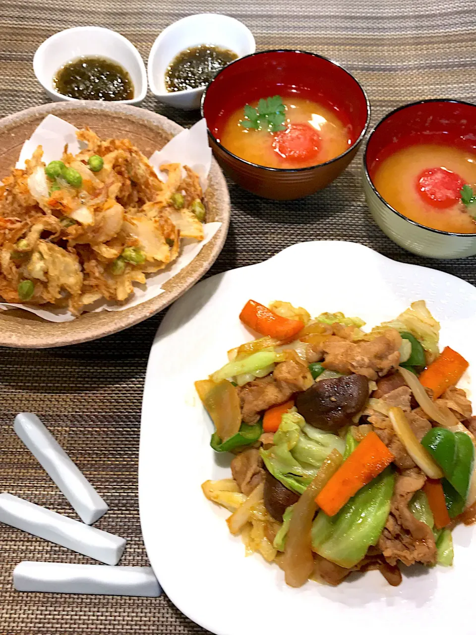 Snapdishの料理写真:冷蔵庫の残り野菜と豚肉で(味噌炒め、かき揚げ)、丸ごとトマト🍅の味噌汁|yukinnkoさん