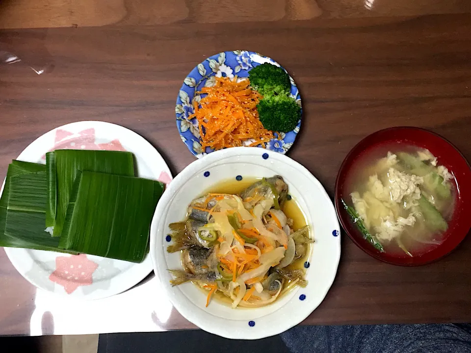 鯵の南蛮酢 えんどう豆の味噌汁 人参のたらこ炒め 頂き物押し寿司|おさむん17さん