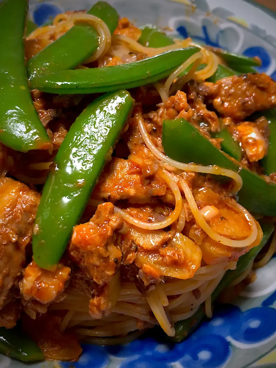 サバ缶とスナップえんどうのトマトソースパスタ|ミウトおかんさん