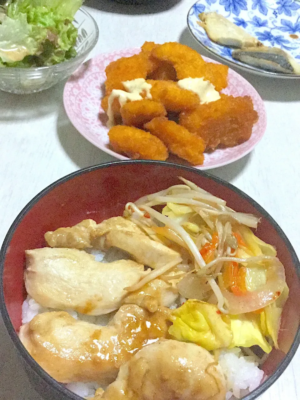 鶏胸肉の照り焼き丼、ミニフライ、サラダ|Ayaさん