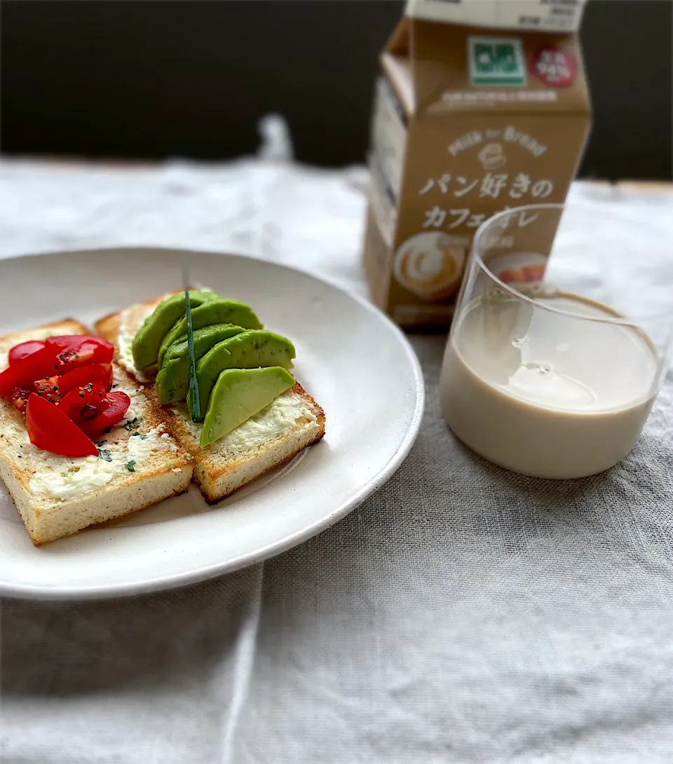 トマト🍅とアボカド🥑のオープンサンド|かおり🐰さん