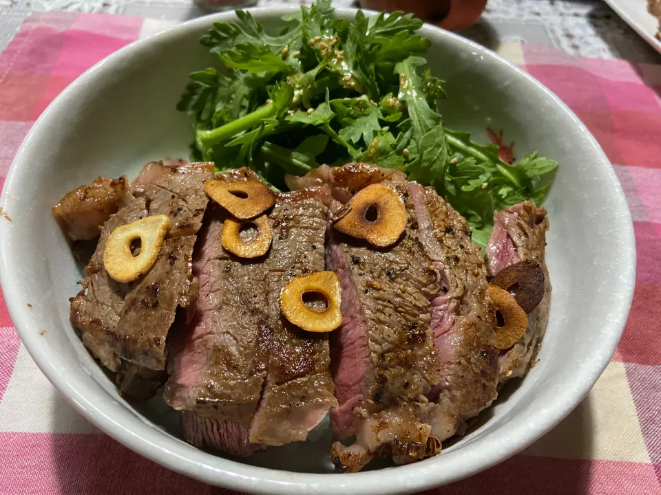 スタミナステーキ丼withやみつき春菊|ハルのただ飯さん