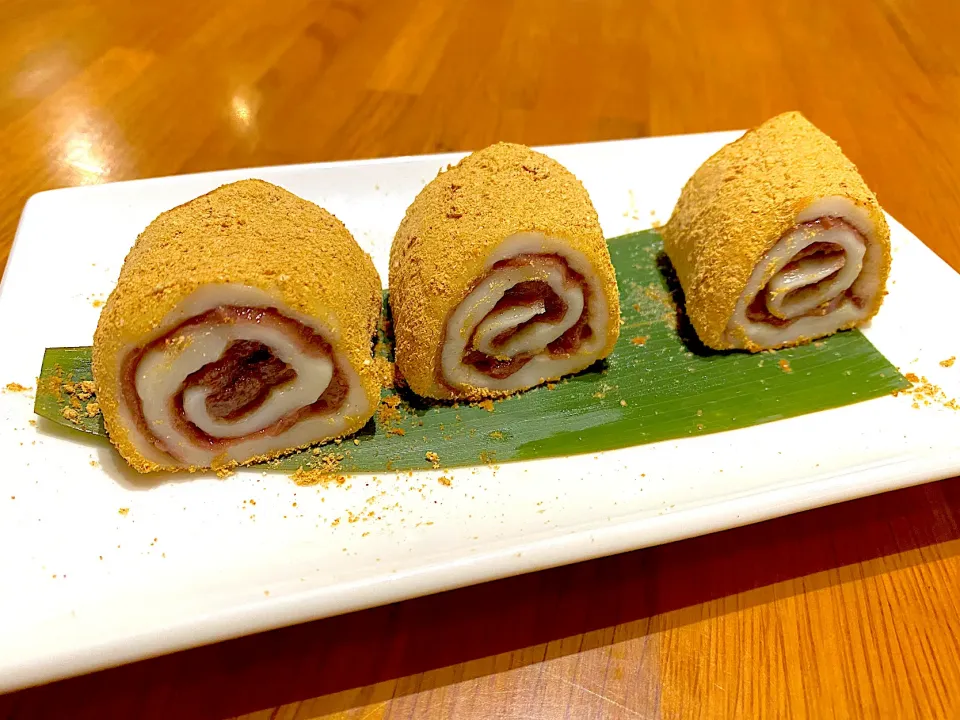 Snapdishの料理写真:Red bean glutinous rice rolls topped with peanut|skyblueさん