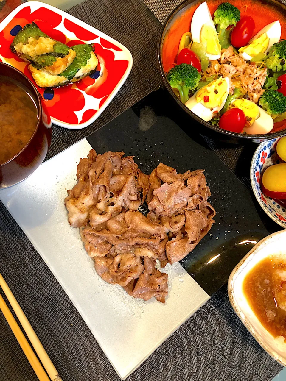 牛肉の塩焼き、シーチキンのサラダ、豆腐大葉揚げ、さつまいもレモン煮、しじみの赤だし|okmtsekさん