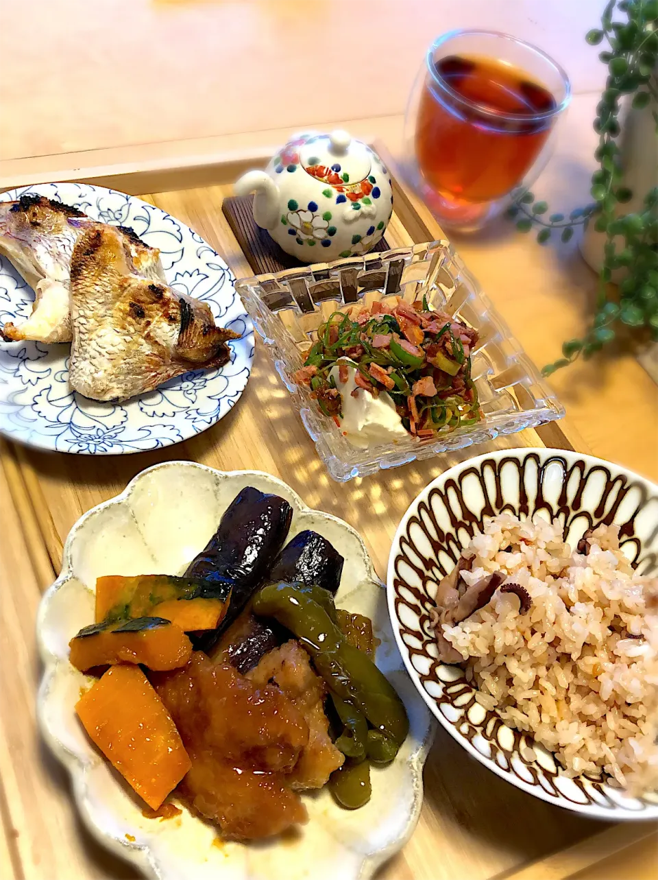 たこめし　野菜と鶏肉の揚げ浸し　鯛カマの塩焼き　中華だれの冷奴|エトフさん