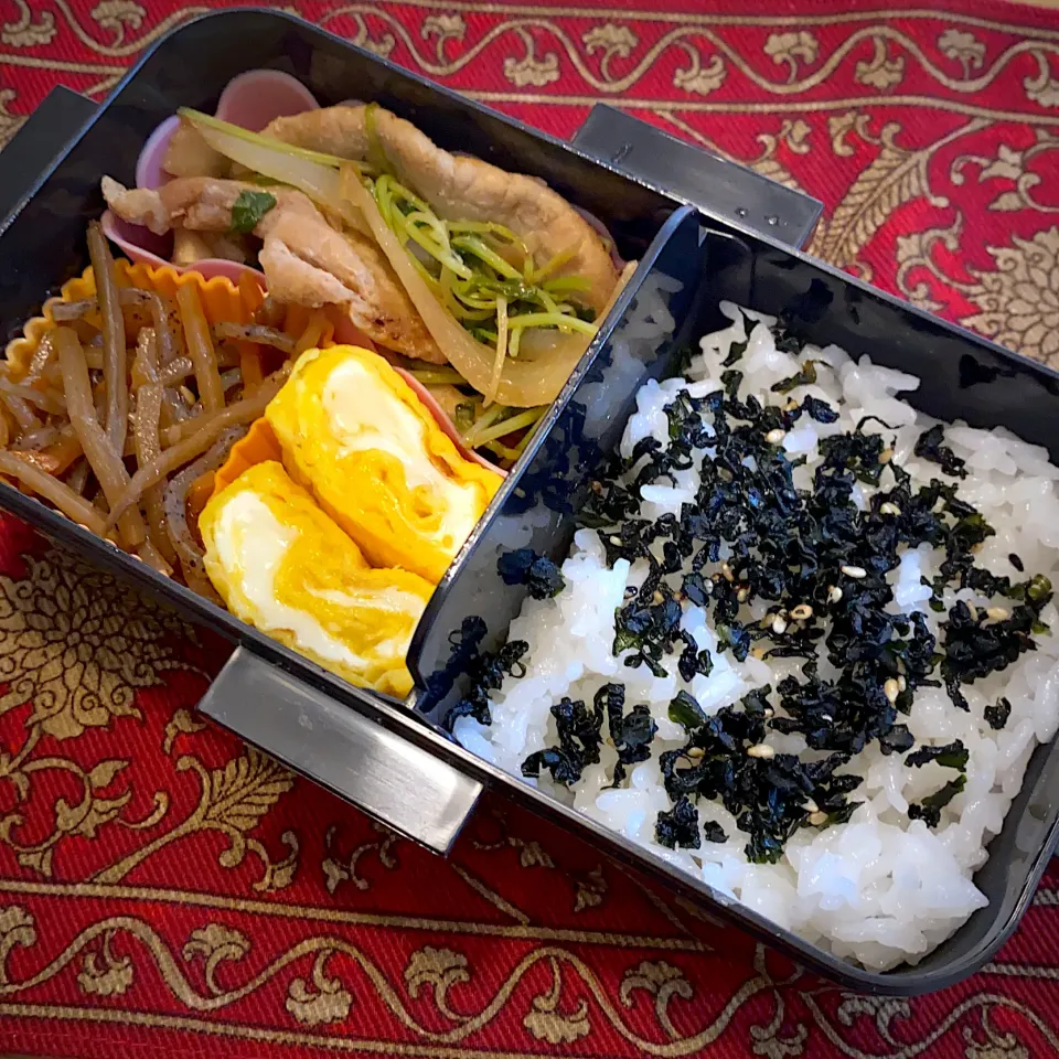 豚肉と豆苗の炒め物と、きんぴらごぼうと、玉子焼きと、紫蘇入りわかめご飯|もえさん