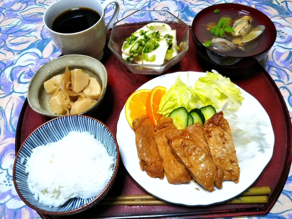 よねばーばの朝ごはん
豚肉のソテー
あさり汁
小蕪の浅漬け
新じゃがの煮物
ご飯、コーヒー、|yoneばーばさん