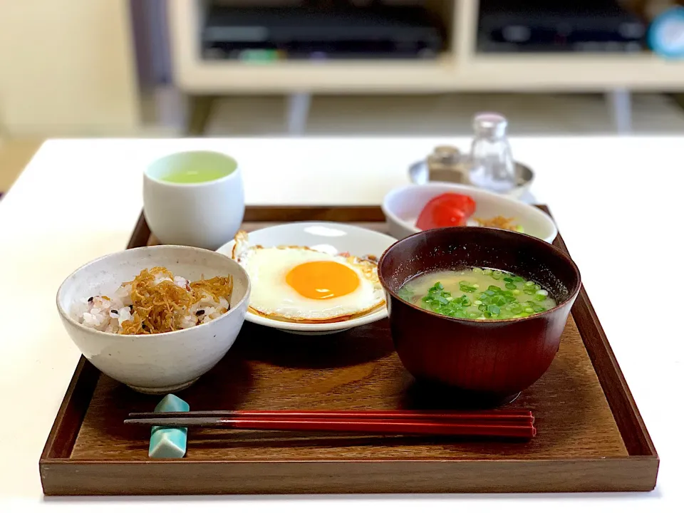 朝ごはん。久しぶりに目玉焼きとお味噌汁。|yukiさん