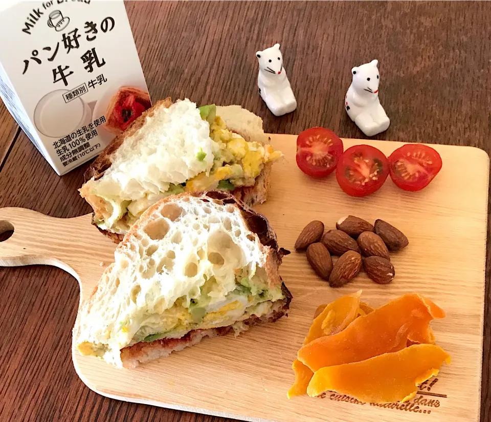 Snapdishの料理写真:朝ごはん #パン好きの牛乳  #パンと牛乳のマリアージュ  #アボカドオムレツサンド🥑|小松菜さん