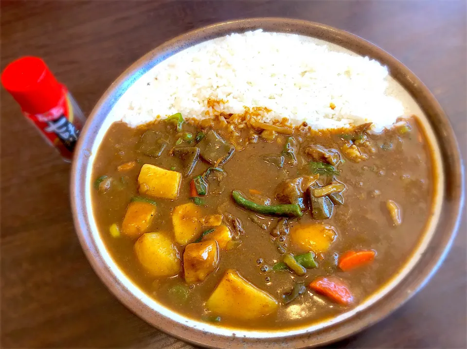 Snapdishの料理写真:牛すじ煮込みカレー、野菜トッピング、5辛|buhizouさん