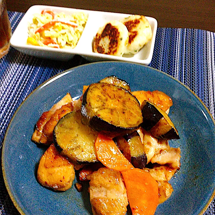 鶏肉とナスの醤油炒め　クリチ入りいももち　キャベツの胡麻マヨサラダ|ちぐあささん